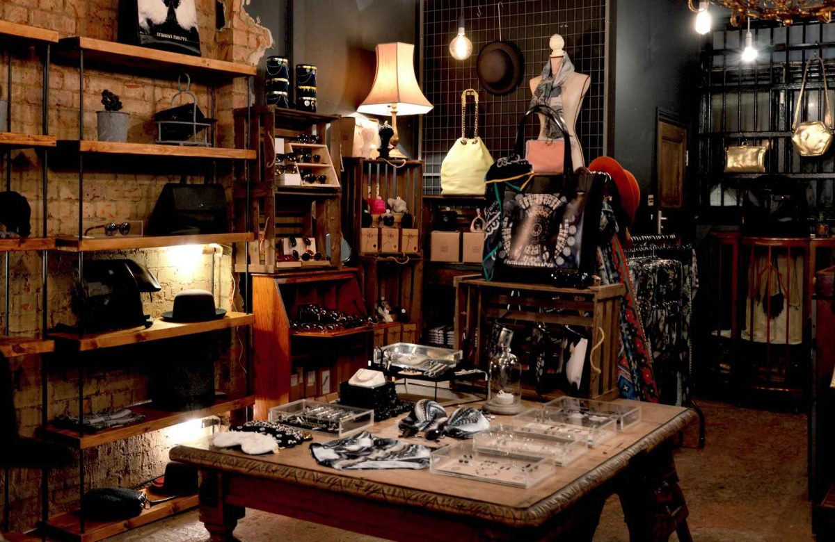 How to become a successful antique dealer?